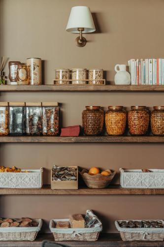 Un estante con cuencos y otros artículos encima. en La Tour de Contrôle - Hébergements Autonomes, en Challes-les-Eaux