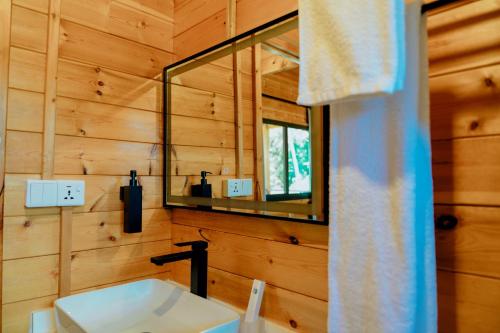 Koupelna v ubytování Signature Collections by Eight Continents