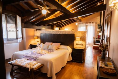 ein Schlafzimmer mit einem großen Bett in einem Zimmer mit Holzdecke in der Unterkunft Casa Rural Aldekoa in Ziga