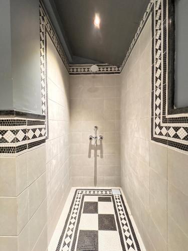 Shantai Luxury Homestay, Malgund في Mālgund: حمام مع دش مع أرضية من البلاط