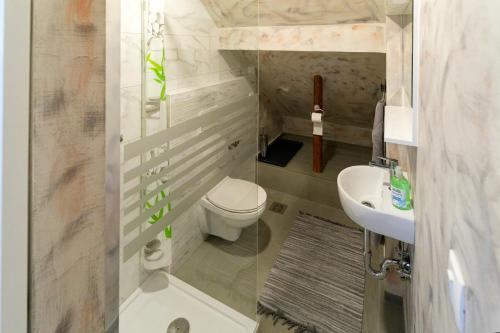 une petite salle de bain avec toilettes et lavabo dans l'établissement Flegarrooms, à Cerklje na Gorenjskem