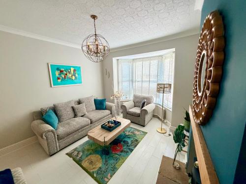 un salon avec un canapé et une table dans l'établissement Cathedral Quarter House with free Secure Driveway Parking for 2 Cars, à Lincoln