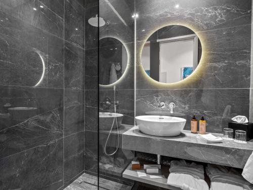 Phòng tắm tại Mercure Larnaca Finikoudes Beach