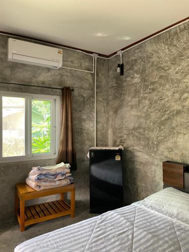 Un dormitorio con una cama y una ventana en Pipin Garden, en Ban Khlong Kloi