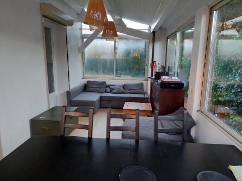 佩罗勒Villa entre Montpellier et Camargue的客厅里有一张沙发和一张桌子。