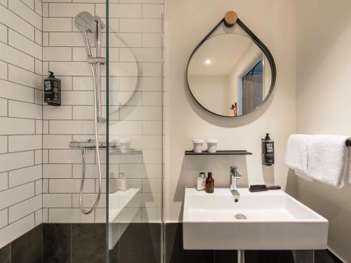 Ένα μπάνιο στο ibis Acheres St Germain en Laye