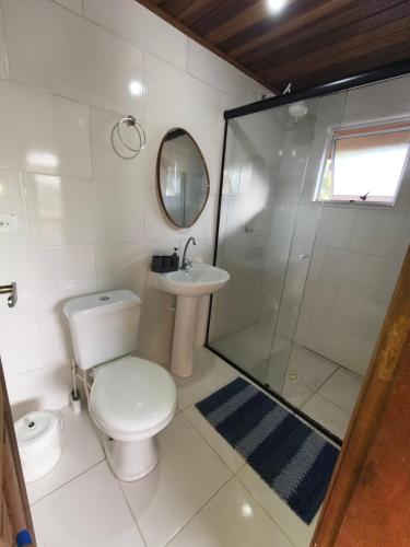 Ένα μπάνιο στο Oka do Mar Hospedaria - Suíte com varanda na Ilha do Mel - Nova Brasília