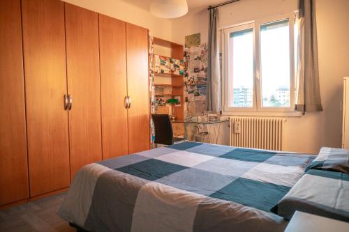 een slaapkamer met een bed en een raam bij Casa Tricy B&B in Bologna