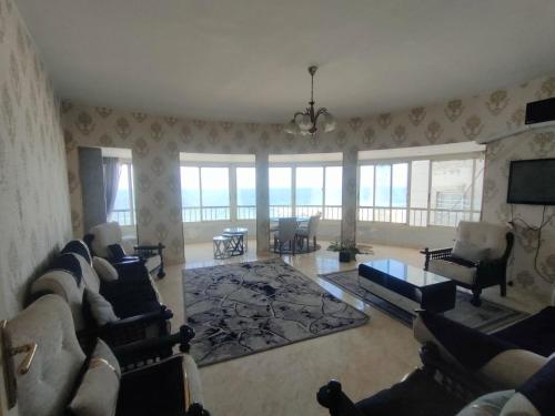 ein Wohnzimmer mit Sofas und Meerblick in der Unterkunft سبورتنج 5 in Alexandria