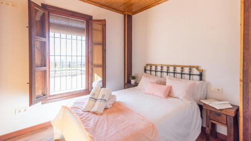 Un dormitorio con una cama con dos toallas encima. en Casa Perdi Riogordo by Ruralidays, en Ríogordo