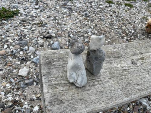 zwei Statuen von zwei Katzen, die auf einem Stück Holz sitzen. in der Unterkunft 8 person holiday home in Ebeltoft-By Traum in Ebeltoft