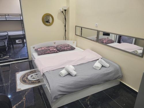 Ένα ή περισσότερα κρεβάτια σε δωμάτιο στο Andreas Home Alexis Spa Greek Bath