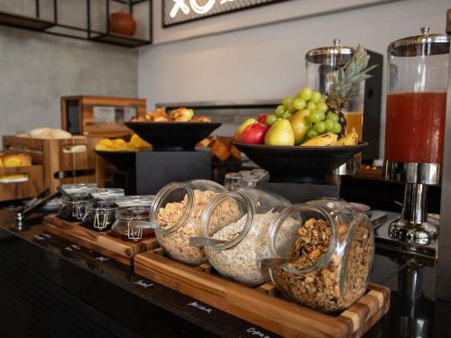 un buffet con tazones de fruta y otros alimentos en Ibis Serra Talhada, en Serra Talhada