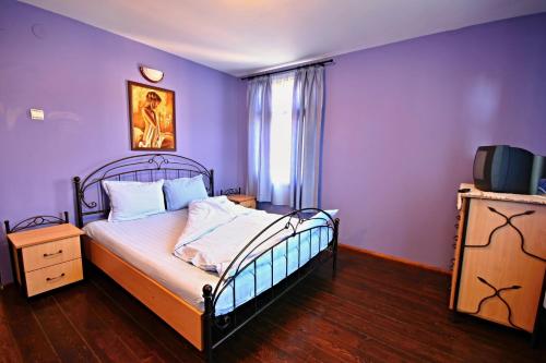 מיטה או מיטות בחדר ב-Private 4BR-2BA guest House Dryanovo with Pool and FREE Parking