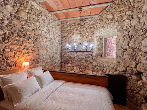 Voodi või voodid majutusasutuse Castell de Tati toas