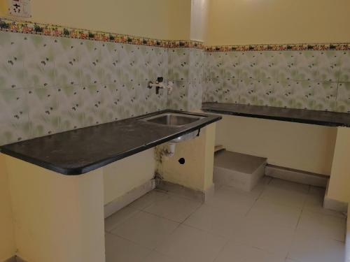 ein Badezimmer mit Waschbecken und Toilette in der Unterkunft Coorg homes & villas in Madikeri