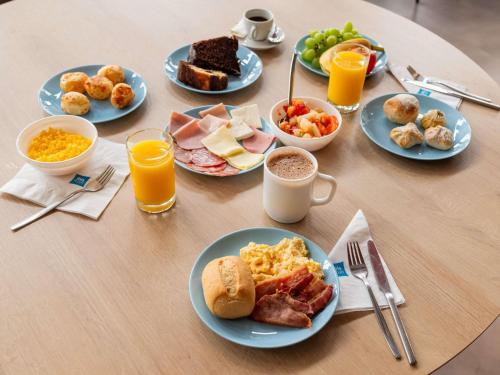 Comida en o cerca de este hotel