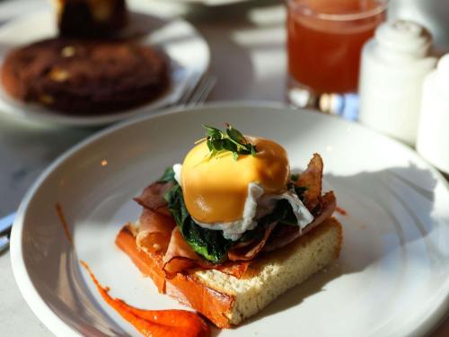 um prato branco com um ovo em cima de uma sanduíche em Swissôtel Damian Jasna em Demanovska Dolina
