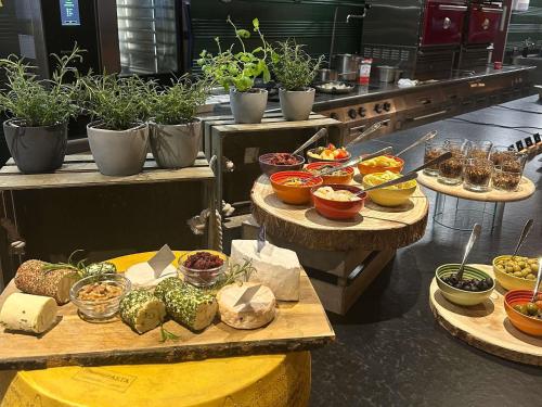 um bufê com diferentes tipos de comida em mesas de madeira em Swissôtel Damian Jasna em Demanovska Dolina