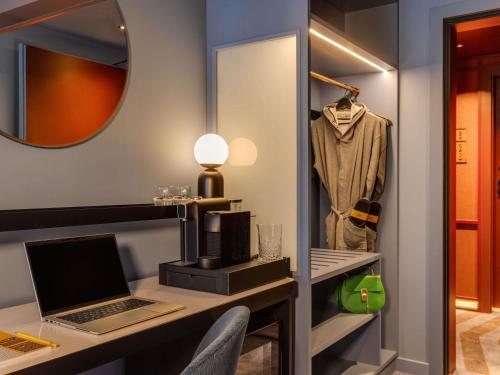 Cette chambre comprend un bureau avec un ordinateur portable et un miroir. dans l'établissement TRIBE Krakow Old Town, à Cracovie