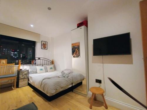 TV a/nebo společenská místnost v ubytování Fantastic location Ensuite luxury Shoreditch Hoxton spitalfields Liverpool st London Bridge city 2 Room only luxury Doubles for 5 guests