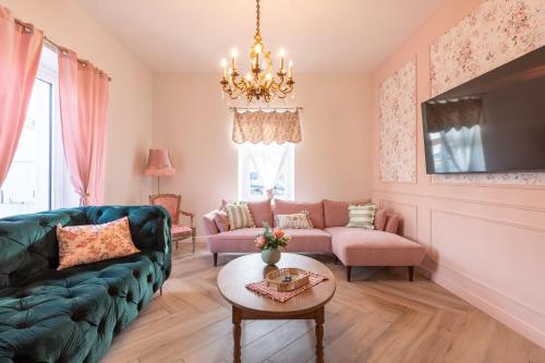 un salon avec un canapé et une table dans l'établissement Maison de L'Apothicaire, à Montaigu-Vendée