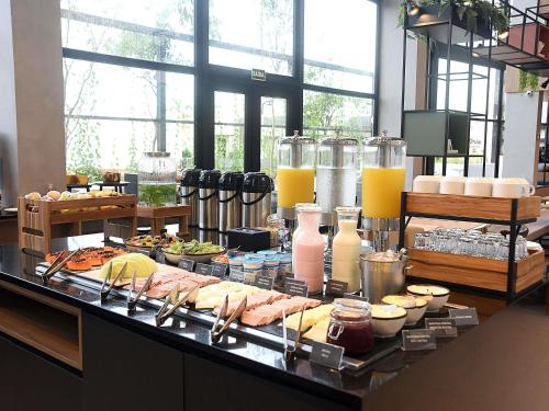 a buffet with many different types of food and drinks at ibis Tangará Da Serra in Tangara da Serra