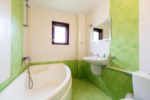 Vonios kambarys apgyvendinimo įstaigoje Private 4BR-2BA guest House Dryanovo with Pool and FREE Parking