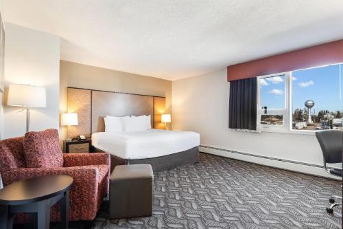 Ένα ή περισσότερα κρεβάτια σε δωμάτιο στο Days Inn by Wyndham Airdrie