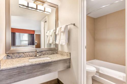 Ένα μπάνιο στο Days Inn by Wyndham Airdrie