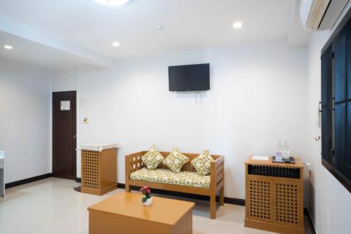 salon z kanapą i stołem w obiekcie TJR Boutique hotel w mieście Chiang Mai