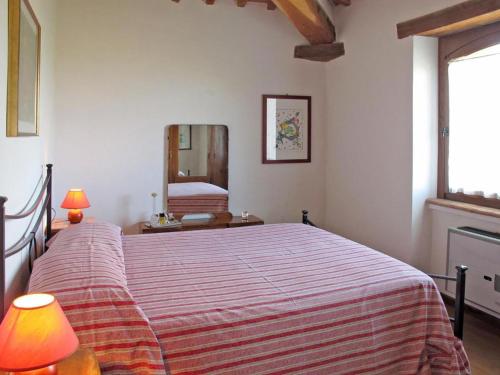 una camera da letto con un letto grande e uno specchio di Casa di Nadia a Civitella deʼ Conti