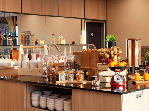 una cocina con una barra con fruta. en ibis Hotel Berlin Airport, en Berlín