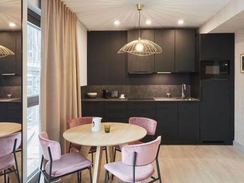 Kuchyň nebo kuchyňský kout v ubytování Aparthotel Adagio Stuttgart NeckarPark