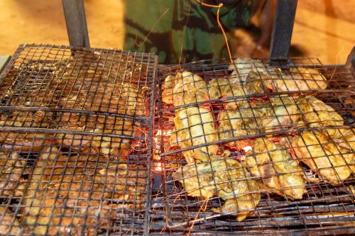 Un montón de comida se está cocinando en una parrilla en Yala Wild House, en Yala