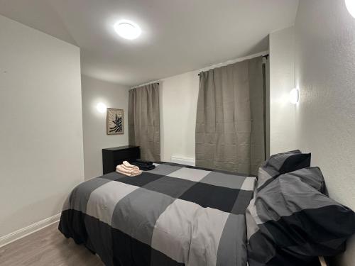 梅斯Le Belvedere Cathédrale的卧室里有一张黑白相间的床和一扇窗户