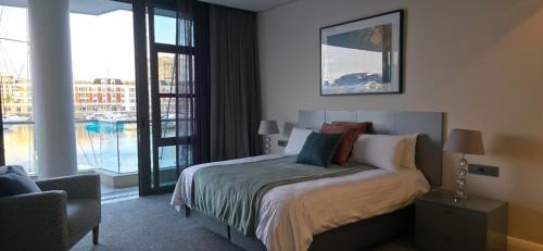 Giường trong phòng chung tại V & A Waterfront Apartments Palgrave 102