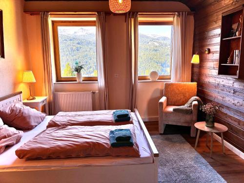 Ένα ή περισσότερα κρεβάτια σε δωμάτιο στο Ferienhaus mit Zirbitzblick