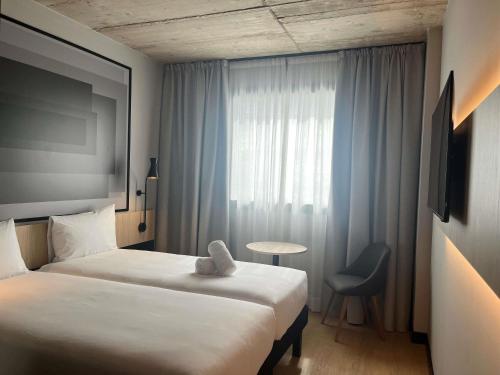Una cama o camas en una habitación de ibis Madrid Norte Las Tablas