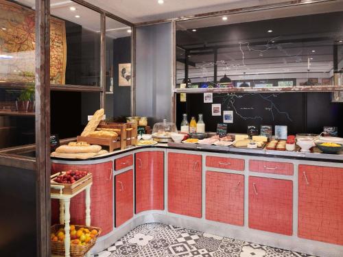 une cuisine avec un comptoir avec de la nourriture dessus dans l'établissement Greet Hôtel Saint-Nazaire Trignac Nouvelle Marque du Groupe Accor, à Trignac