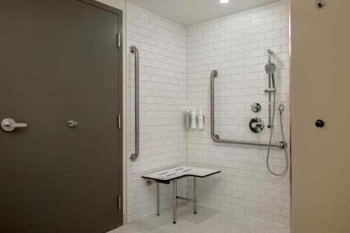 Ένα μπάνιο στο Spark by Hilton Toronto Airport