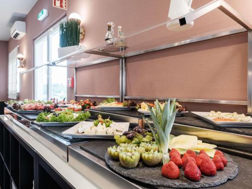 Mercure Hotel Pforzheim في بفورتسهايم: خط بوفيه مع العديد من أنواع الطعام المختلفة