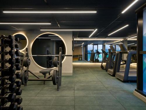 ein Fitnessstudio mit Hanteln in der Mitte in der Unterkunft TRIBE Belo Horizonte Savassi in Belo Horizonte