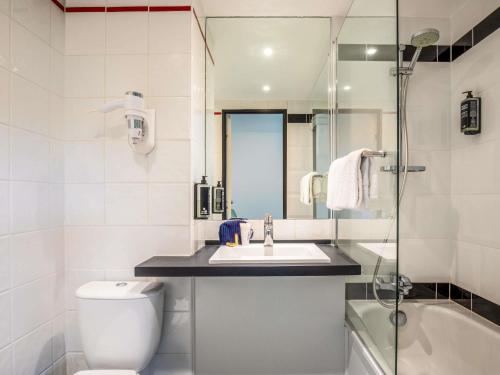 Un baño con inodoro, lavabo y ducha. en ibis Styles Chartres Sud Barjouville, en Chartres