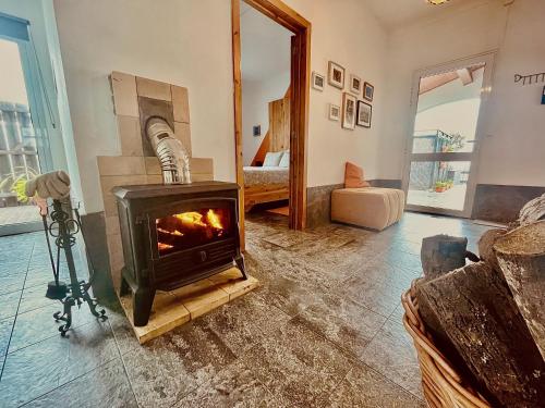 ein Wohnzimmer mit einem Holzofen darin in der Unterkunft Sea Roots "Sea Zone" in Mosteiros