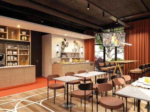 un ristorante con tavoli e sedie e una cucina di ibis Styles Colombes Paris Ouest (Ouverture Octobre 2025) a Colombes