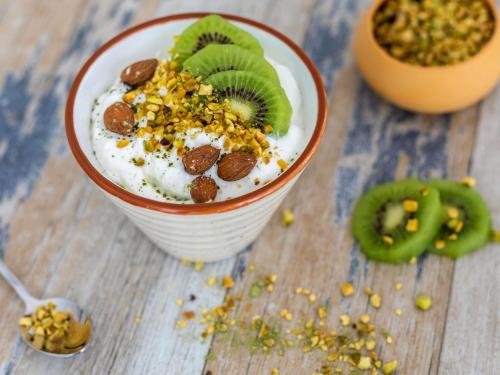 コロンブにあるキリヤード パリ ウエスト コロンブのキウイとナッツが入ったヨーグルトのボウル