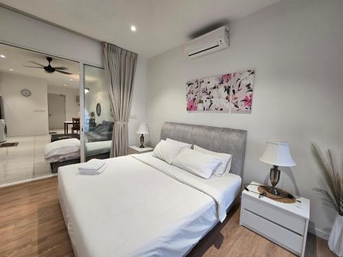 吉隆坡Quill Resort Suites Star House的一间带一张白色大床的卧室和一间浴室