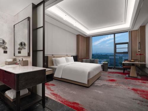Una cama o camas en una habitación de Mövenpick by Accor Neijiang
