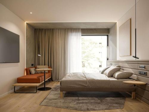 Novotel Tallinn في تالين: غرفة نوم بسرير كبير ونافذة